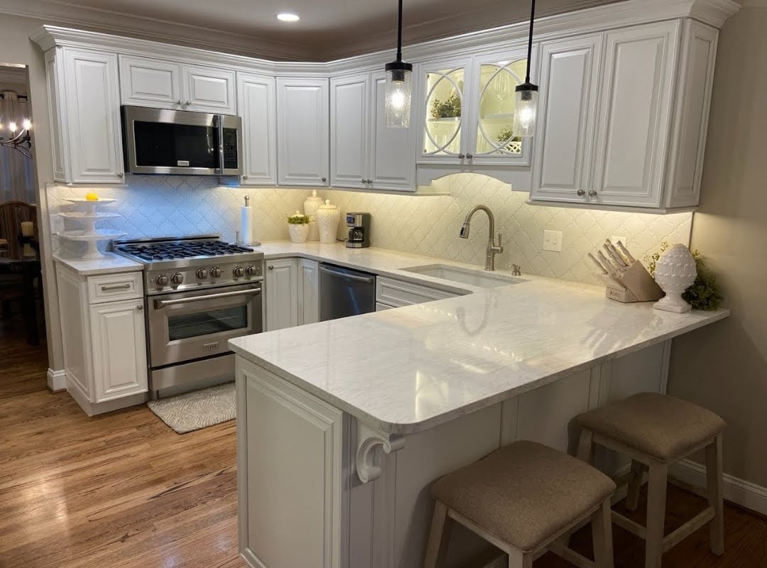 10334 Doors w/Slant in Arctic White, Vesica Glass Doors, 1238 Crown